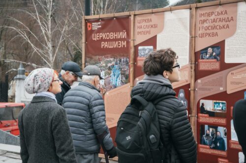 У Кременці відбулося відкриття вуличної виставки “Церковний рашизм” - Фото 19