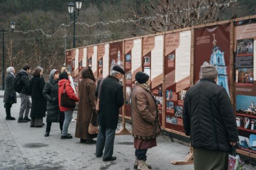 У Кременці відбулося відкриття вуличної виставки “Церковний рашизм” - Фото 21