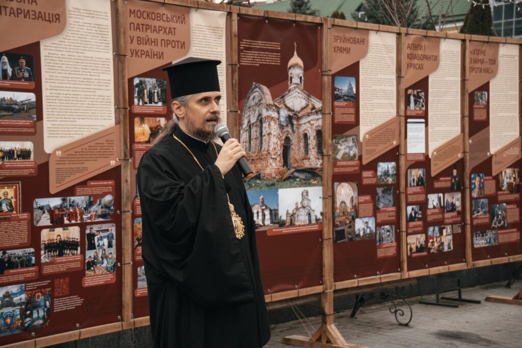 У Кременці відбулося відкриття вуличної виставки “Церковний рашизм” - Фото 24
