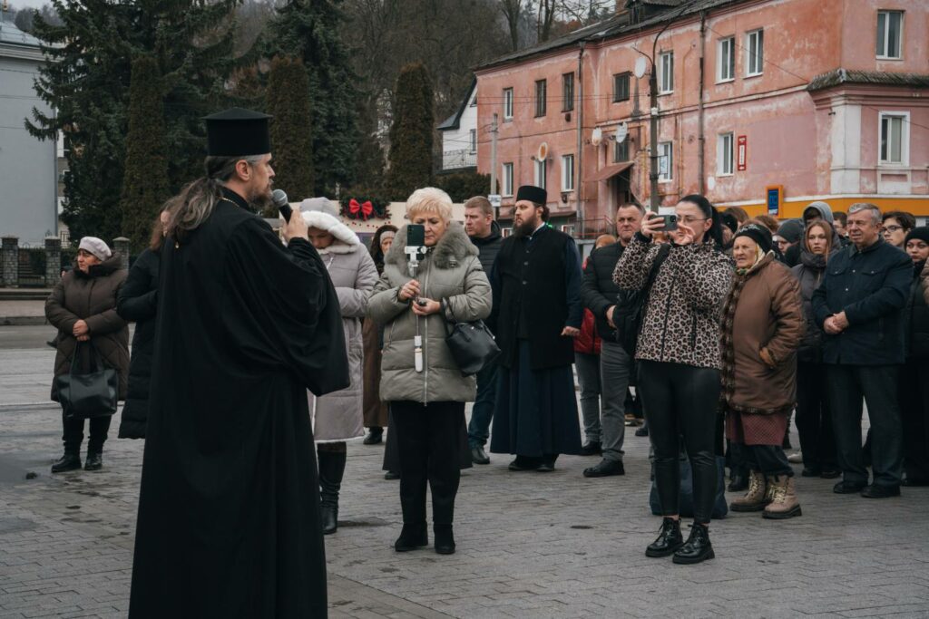 У Кременці відбулося відкриття вуличної виставки “Церковний рашизм” - Фото 16