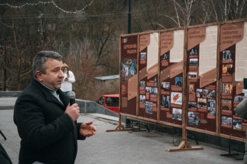 У Кременці відбулося відкриття вуличної виставки “Церковний рашизм” - Фото 13