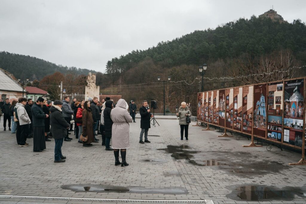 У Кременці відбулося відкриття вуличної виставки “Церковний рашизм” - Фото 14