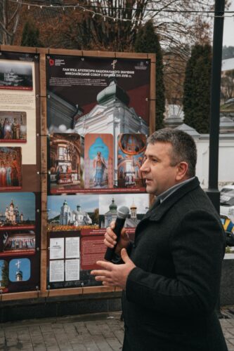 У Кременці відбулося відкриття вуличної виставки “Церковний рашизм” - Фото 9