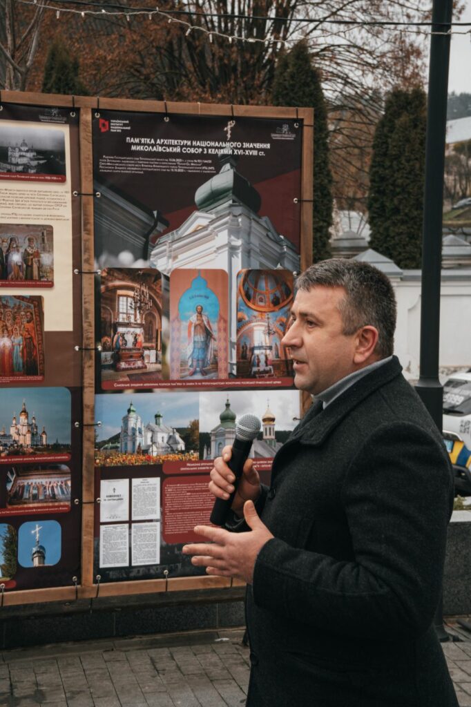 У Кременці відбулося відкриття вуличної виставки “Церковний рашизм” - Фото 8
